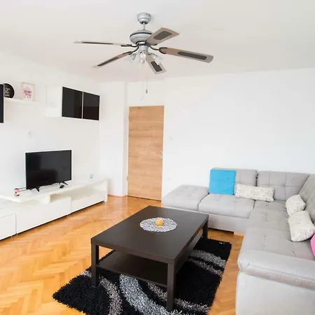 Apartma Ela * בלד