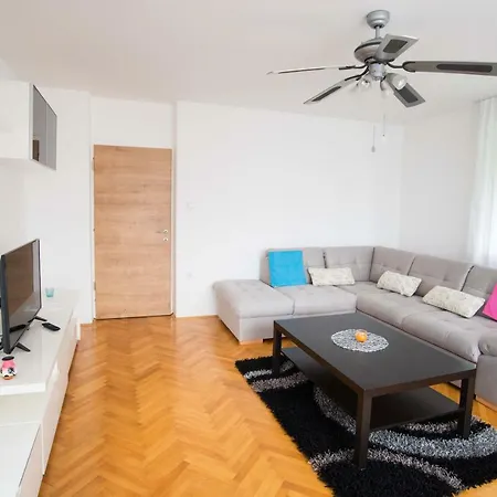 아파트 Apartma Ela